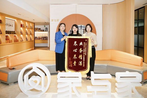 张欢律师团队 获当事人感谢赠送锦旗