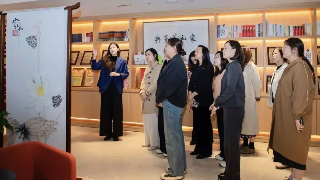 金山区碳谷绿湾新材料行业妇联培训会在家与家举办