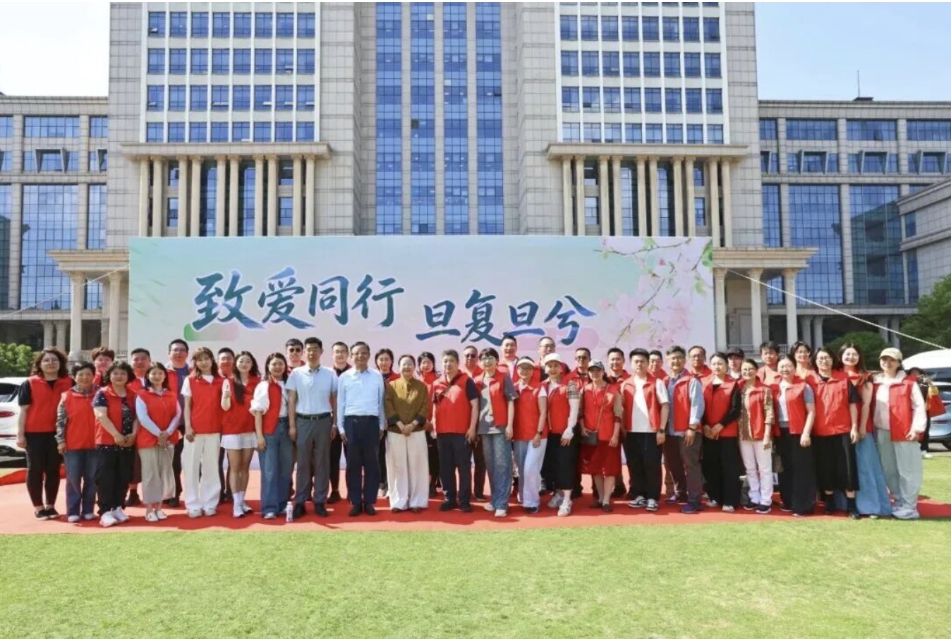 致公党上海市委在复旦大学举办爱心义卖活动，李凝未律师现场提供公益法律咨询