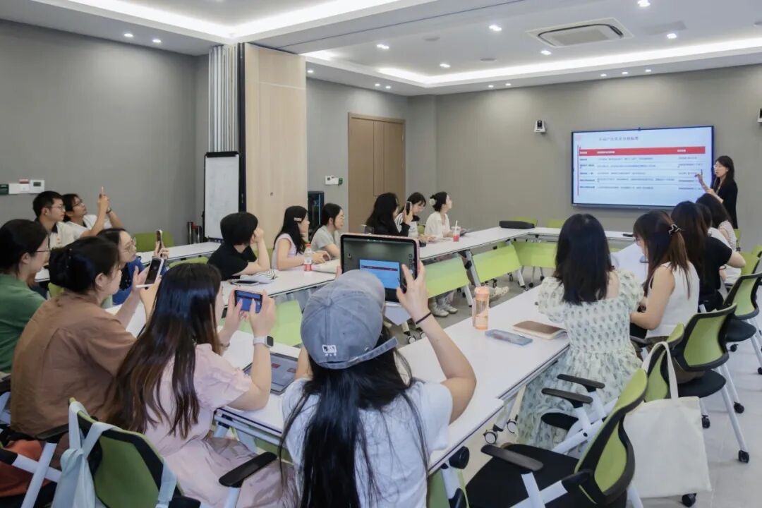 李凝未律师走进上海师范大学教育学院，做专题普法讲座