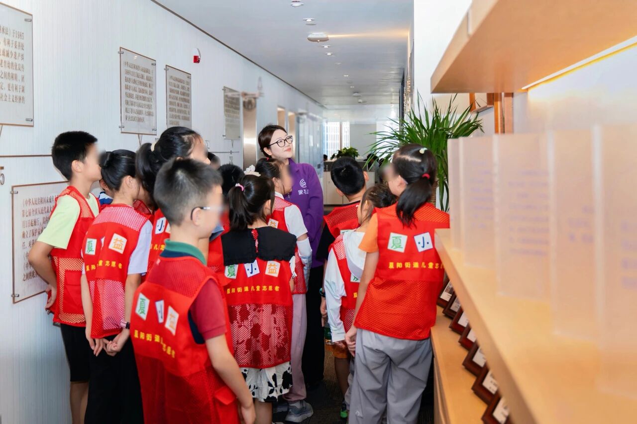 青浦区夏阳街道儿童志愿服务团队走进家与家，开启法治初体验