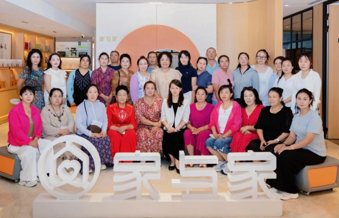 新疆生产建设兵团兵地融合发展草湖项目区妇联到访家与家，共话妇女儿童维权新路径